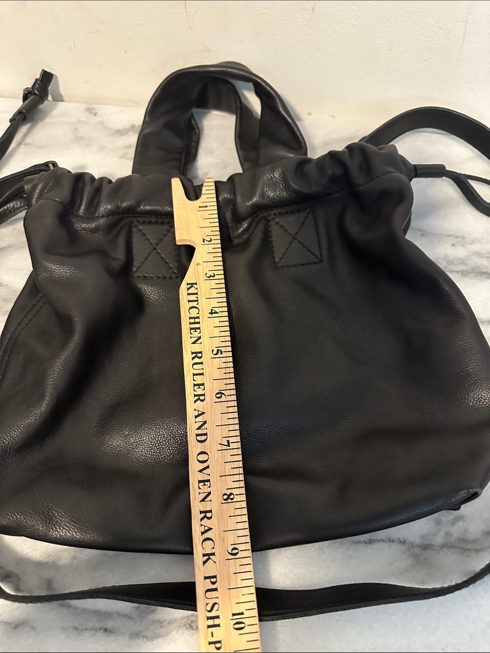 Madewell The Piazza Leather Crossbody bucket bag black leather
Bag in Black - Picture 12 of 12